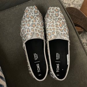 Women’s cheetah Toms size 8. Never worn.